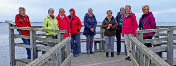 Wandergruppe an der Küste