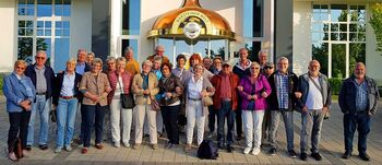 Besuchergruppe vor dem Eingangsportal der Warsteiner Brauerei