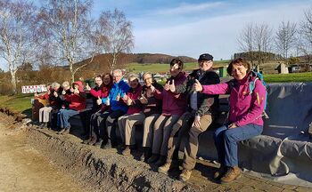 Wandergruppe auf langer Bank