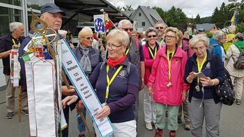 Wanderer stellen sich auf zum Festzug