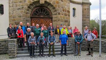 Wandergruppe vor der Bruchhausener Kirche