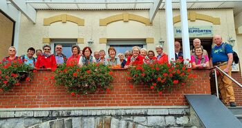 Wandergruppe am Gasthaus Himmelpforten