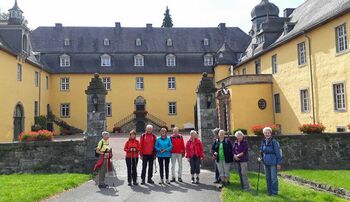 Wandergruppe am Schloss Melschedeelschede