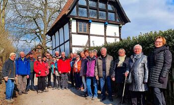 Wandergruppe vor Fachwerkhaus