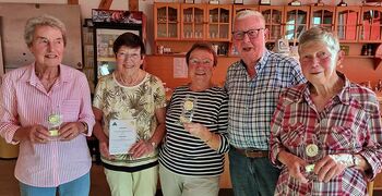 Mitglieder mit Pokalen und Urkunden