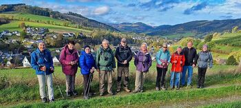 Wandergruppe vor Landschaftspanorama
