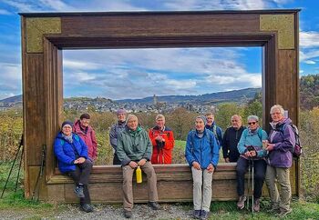 Wandergruppe im überdimensionalen Fotorahmen