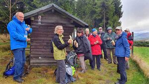 Wandergruppe pausiert an Schutzhütte