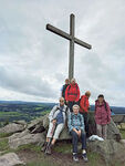 Wandergruppe am Gipfelkreuz