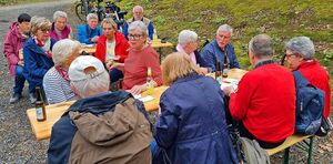 Hochbetrieb auf dem Vorplatz unserer Hütte