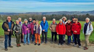 Wandergruppe vor großem Panorama