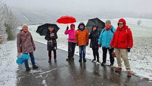 Wandergruppe vor verschneiter Landschaft