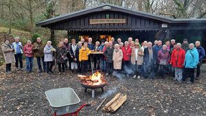 Große Personengruppe vor der SGV-Hütte