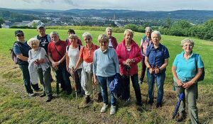 Wandergruppe vor Landschaftspanorama
