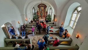 Das Innere der Fürstenbergkapelle mit vielen Besuchern