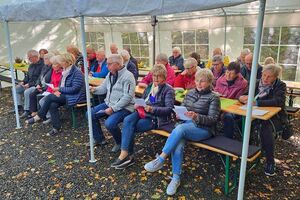 Singende Teilnehmer unter Zeltdach