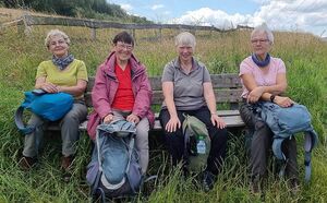 Wanderinnen auf Bank