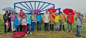 Wandergruppe vor Riesenbank
