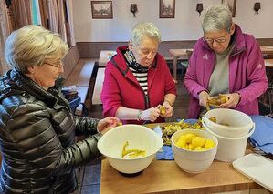 Frauen beim Kartoffelschälen
