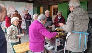 Betrieb an der Reibekuchenbraterei