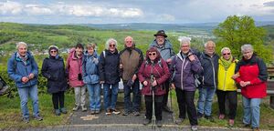 Wandergruppe vor Landschaftspanorama