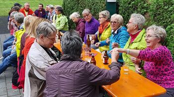 Schunkelnde Gruppe am Tisch