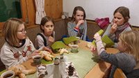 Im Fackelschein durch den dunklen Wald