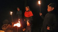 Im Fackelschein durch den dunklen Wald