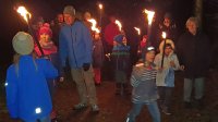 Im Fackelschein durch den dunklen Wald